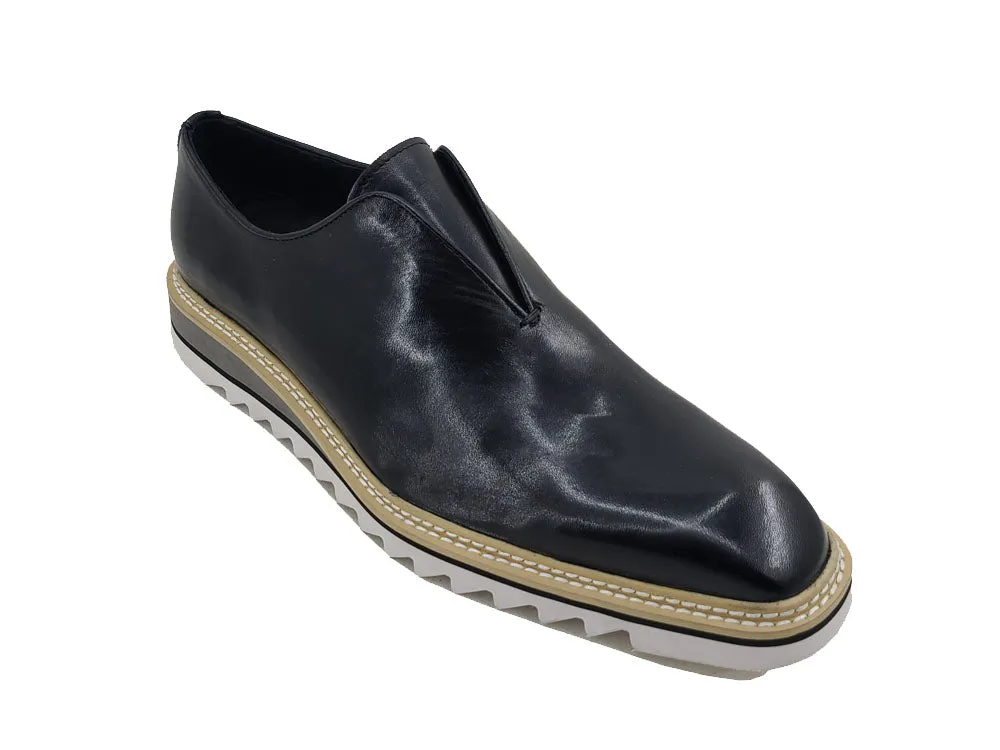 Laceless Loafer with Contrast color lightweight sole